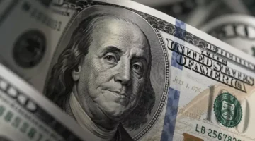 سعر الدولار يلامس حاجز 55 جنيهاً في البنوك والسوق الموازية خلال التعاملات